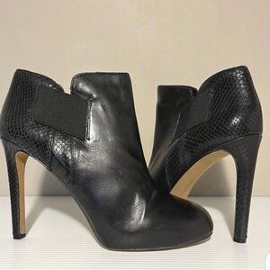 Vince Camuto Arianah Size 9.5 Black Leather Stiletto Heel Ankle Glam Booties